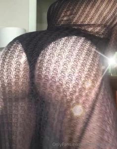 Slow motion ass shake to sizzle your brain cells