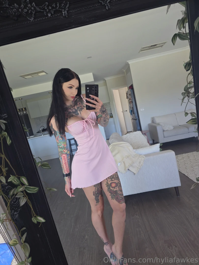 Do i look cute or do u wanna rip this dress off 