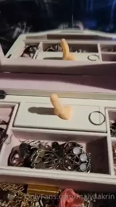 Lmao anyone else think i should paint my jewelry box every time i open 