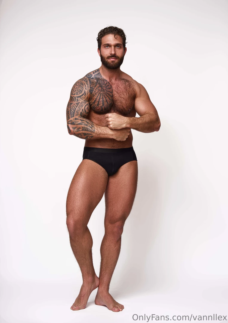 Fans of black underwear 
