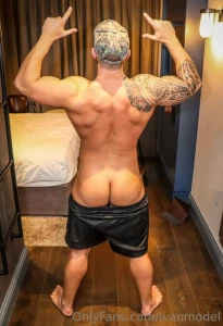 By glutes hurts anyone who is expert of doing glutes massage