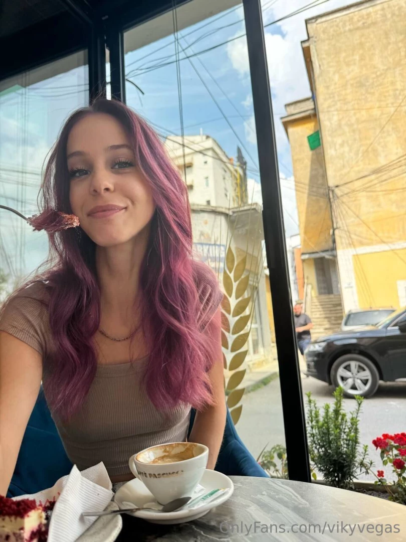 Oggi colazione fuori mentre ti vedo che sei online e non mi scrivi 