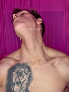 Aaron phdpepper showing his neck part 1