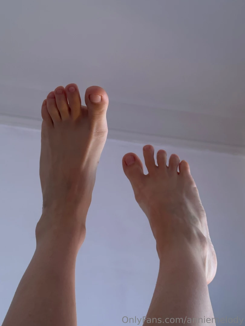 Let me know if there are anyone here who loves women s feet part 1 