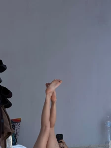 Let me know if there are anyone here who loves women s feet