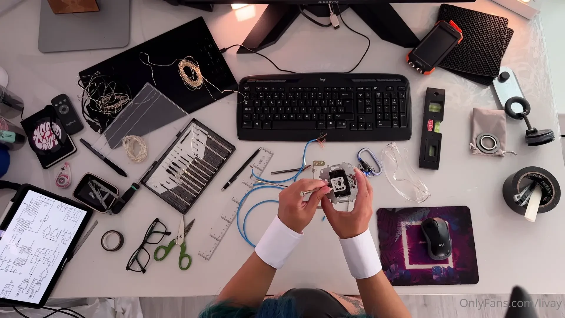 Do you want to see what happen with bulma and vegeta at the capsule 