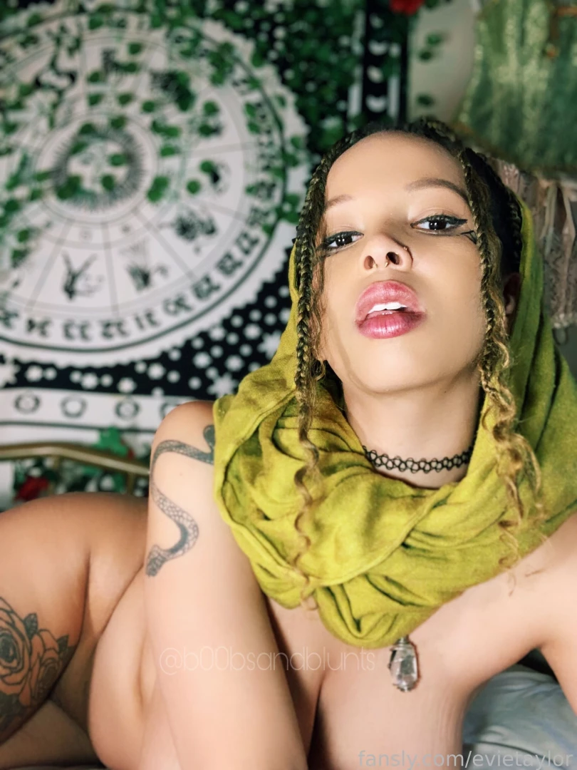 Fun fact did you know that i am a particulary good tarot reader and 