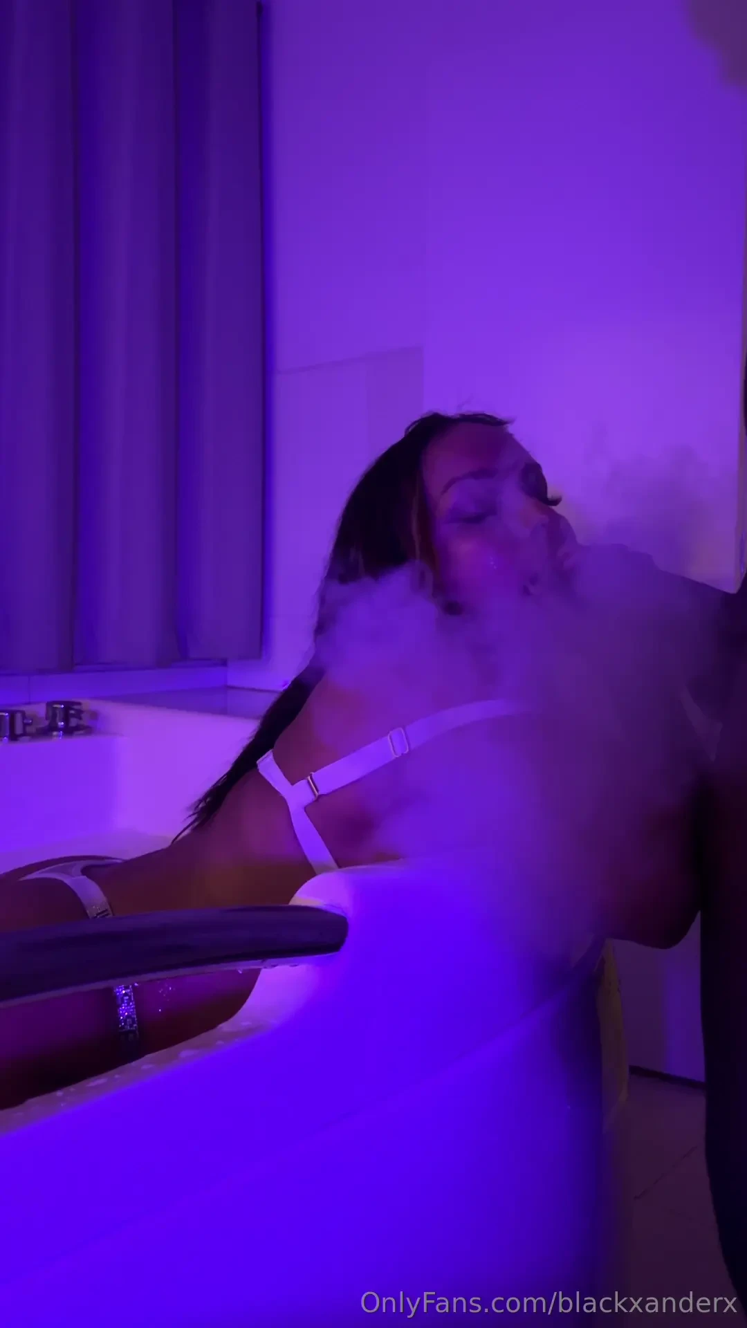 As le doy verga a mi amiga morena en detr s de c maras 