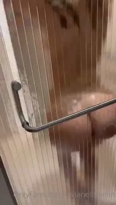 Hay quien canta en la regadera yo bailooo 