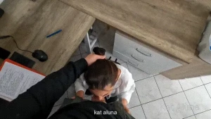 Une secr taire tr s d vou e non mon patron m oblige baiser au bureau