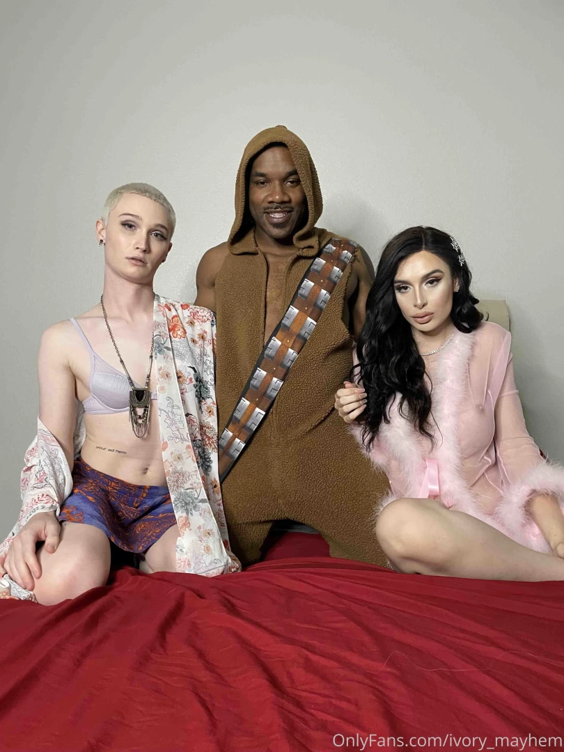 Couple more pics from a hot threesome with kaigiveup and my king 