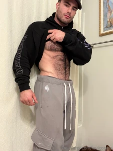 New content watch me strip down and flex for you my bush is huge