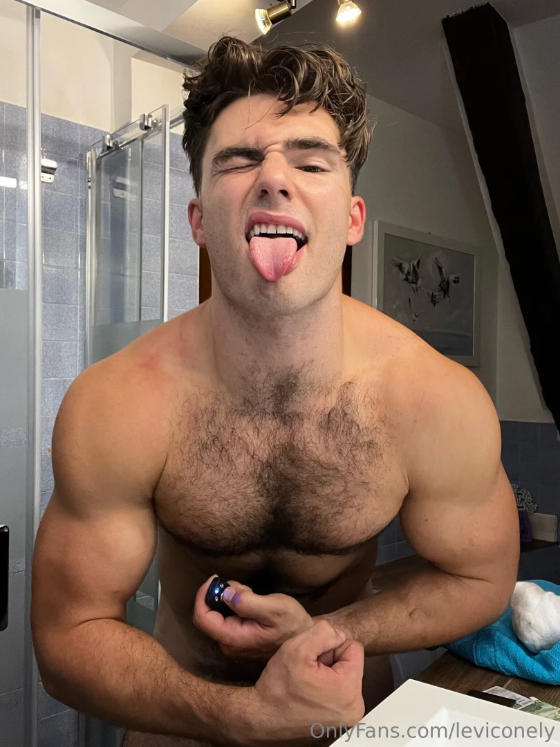 Im getting ready to show the biggest bush i have had in 2024 my pubes 