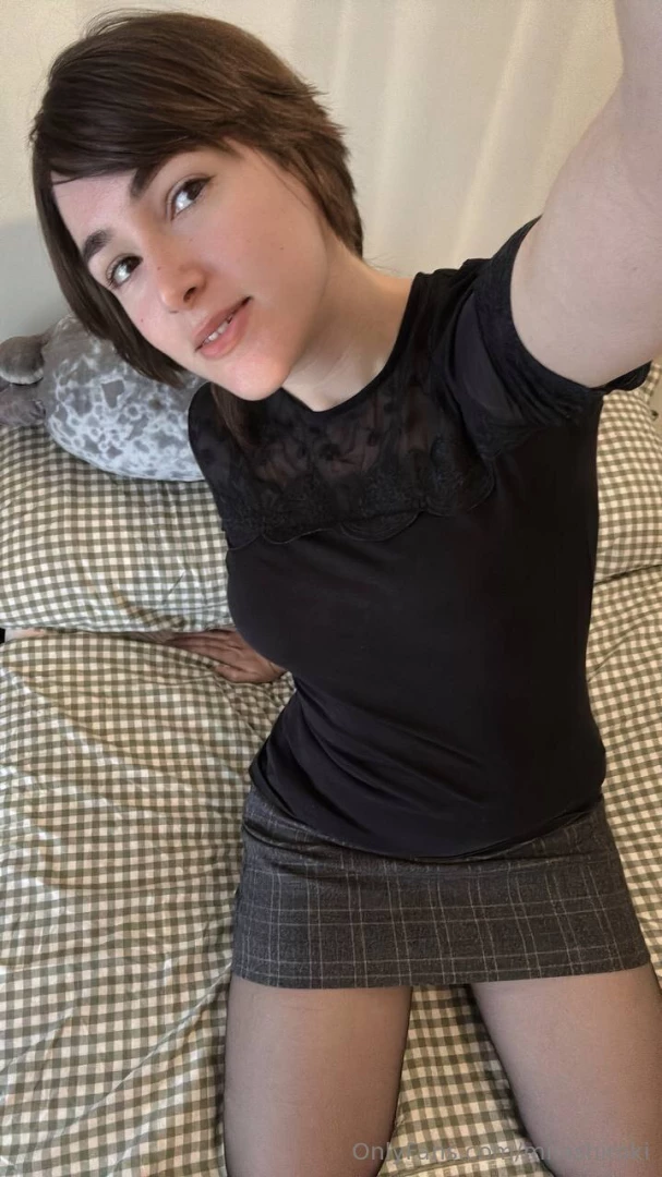 Stop right there and come tell me something nice to my dms 