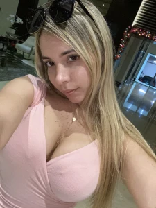 Hice un video con mi amiguita en el que nos follamos con un dildo