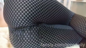 Soaking my leggins was fun -- omo omorashi wetting bladder piss pee