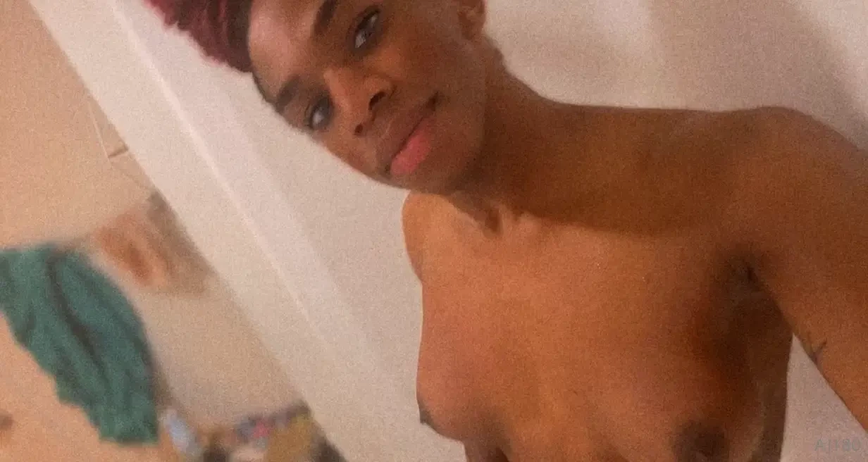 Showering before my cam show lets see if i can make this rent today 