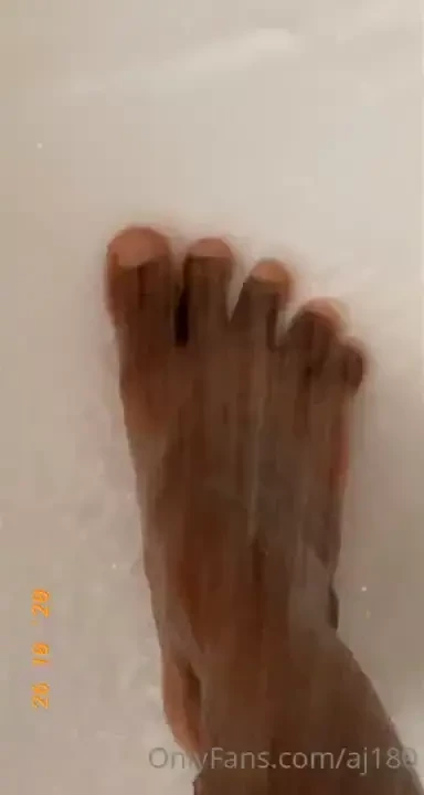 My feet look pretty in the shower 