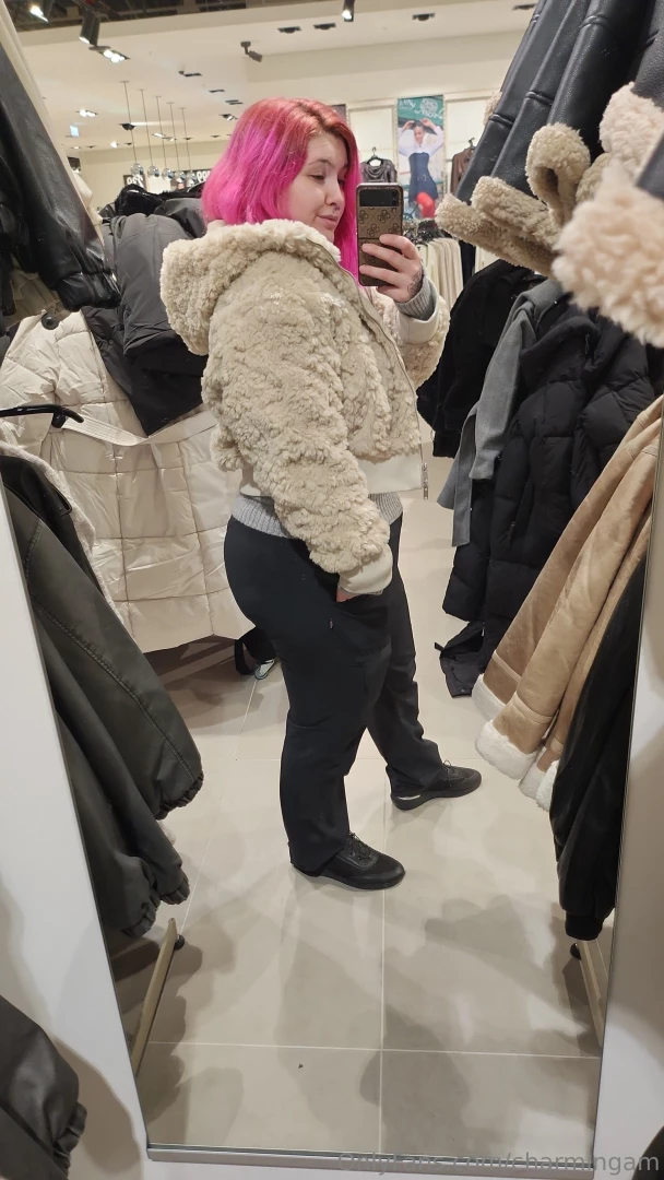 Went out shopping today for my break at work i tried on some gym 