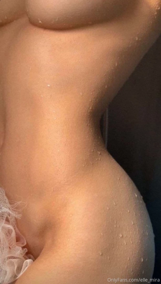 My body want to feel your warm hands on my hips feel you hug me nicely 