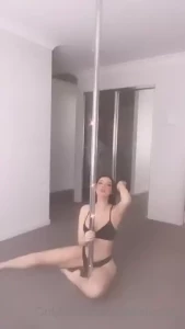 I finally got a pole at home and can now start doing some fun pole