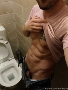 Who takes a selfie in the restroom i do