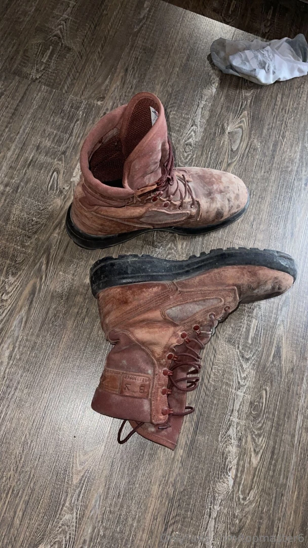 Who want s to buy my boots 