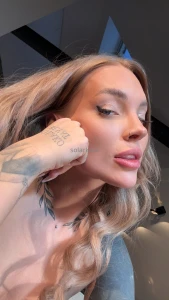 Wanna see even hotter and more recent selfies like this tap