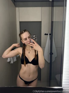 She s online rn subscribe for free to the cute amp petite