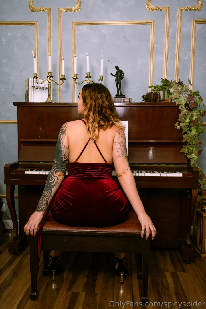 Lady in red come talk to me 