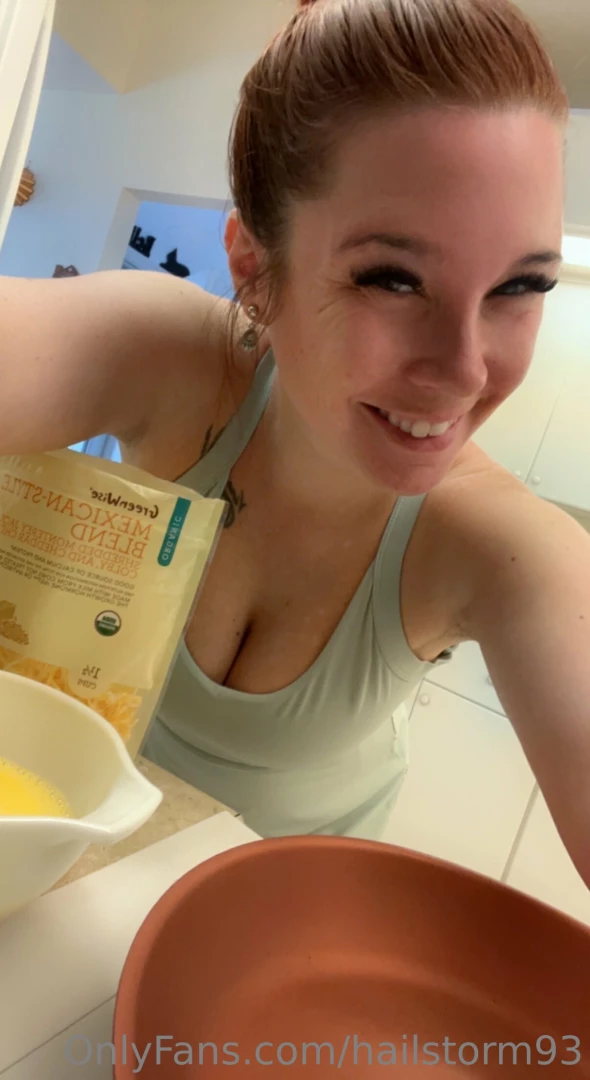 Making breakfast i know how to wake up a mans right 