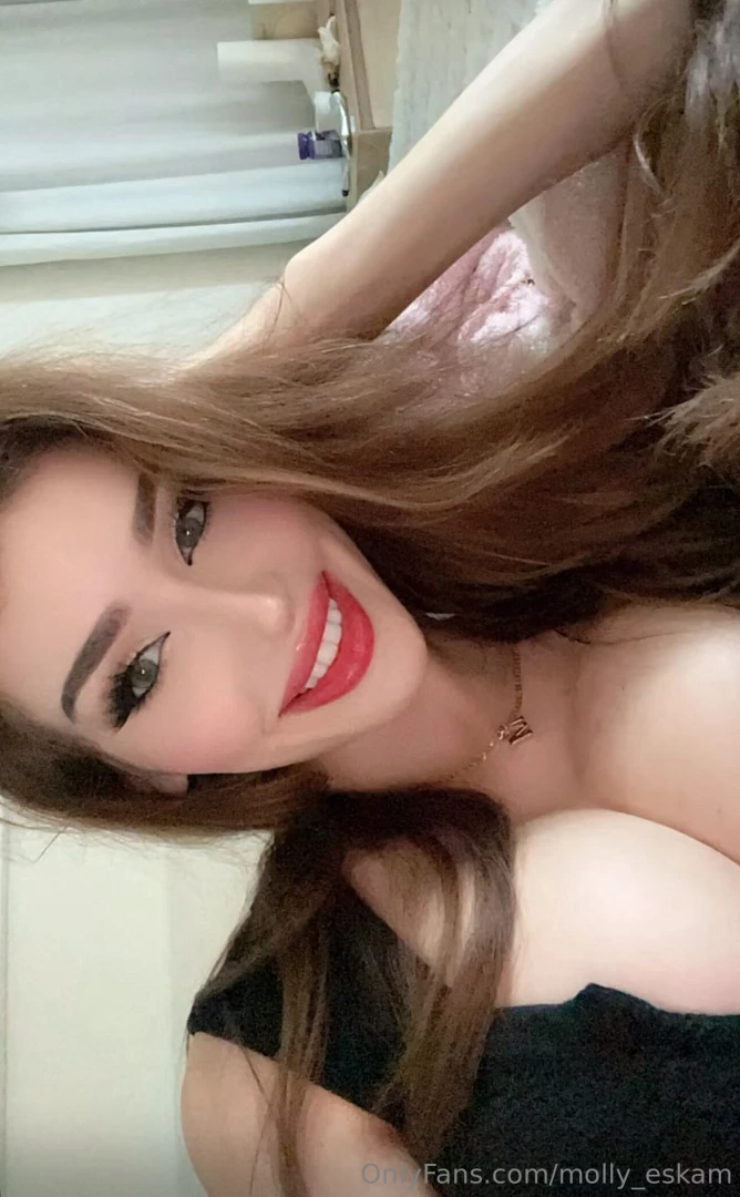 Big smile and big tits now your turn slide in my dms and show me 