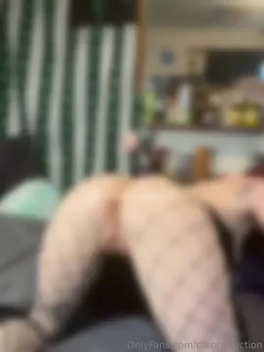 Shaking ass and spreading my pussy in fishnets 