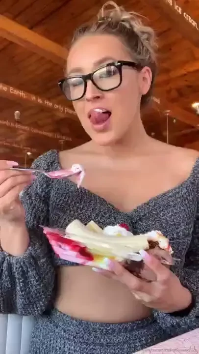 Open your message to watch me eat this banana split 