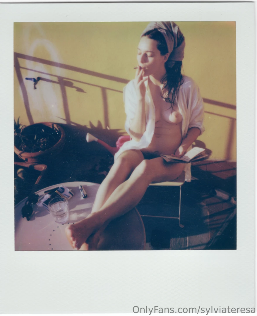 Couleur menthe l eau by isaac delusion playing in the background 