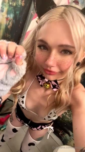 Who wants to seee this naughty cow suck some dick