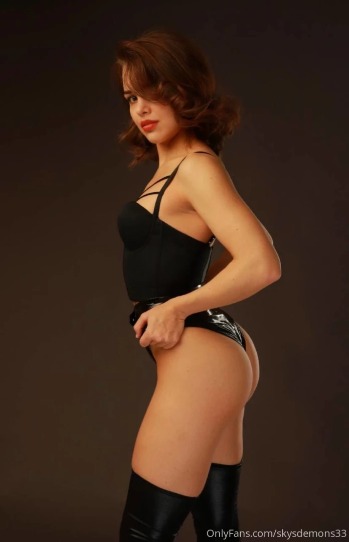 Available now latex_leather_darkness free want to play with this babe 