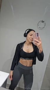 Esta flaca ya se va al gym a tonificar esas piernas