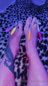 jadastevens420 - Can you put something between all your toes 