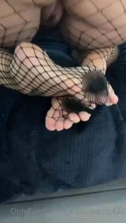 I know some of you luvvvv my pretty feet who wants more feet content 