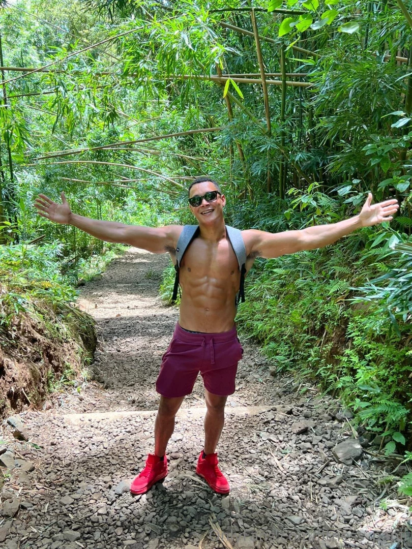 I bet you want to smell my gooch 