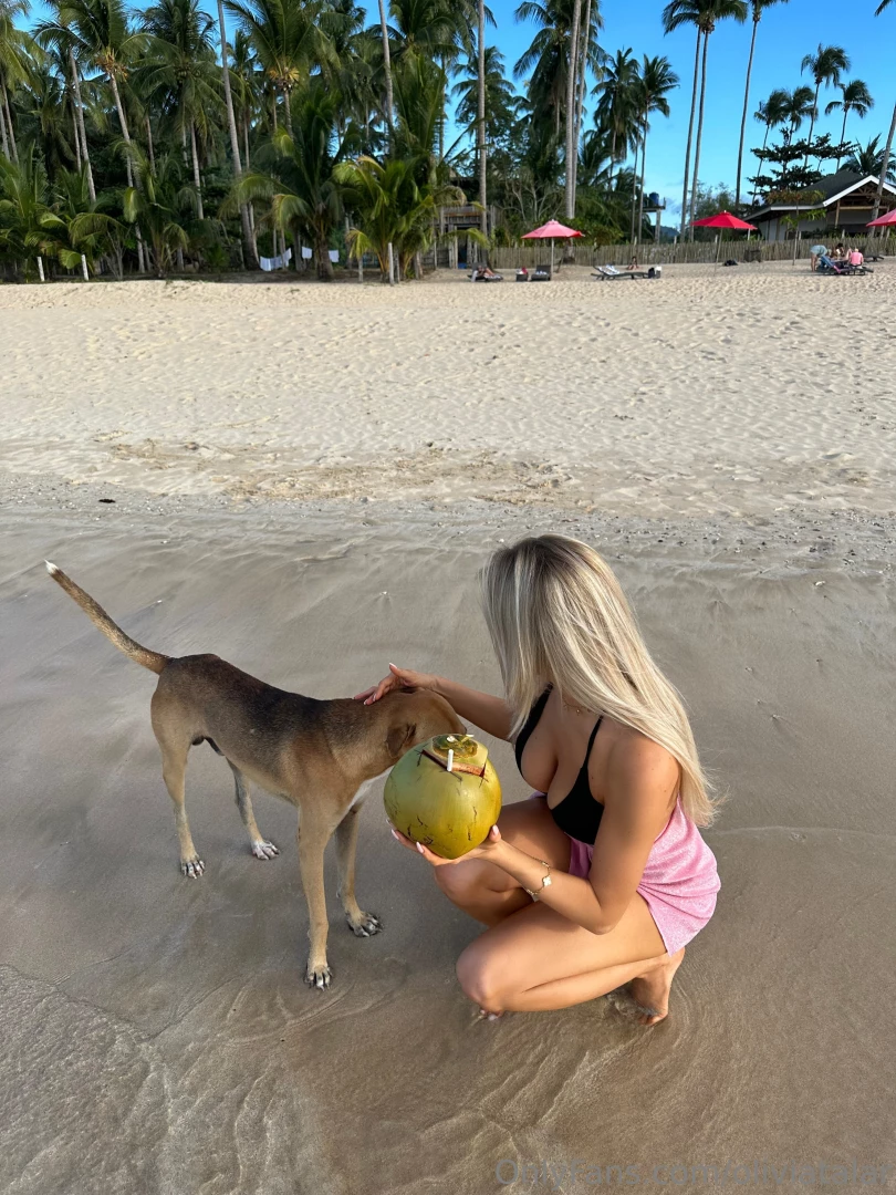 Pawsitively loving this beach day 