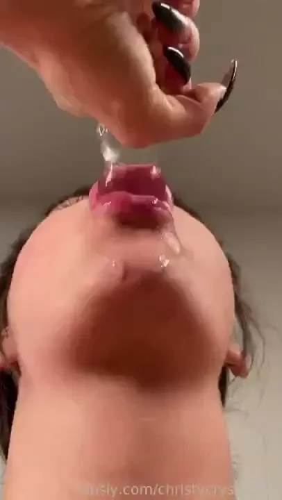 Sehr viel spucke a lot of spit 