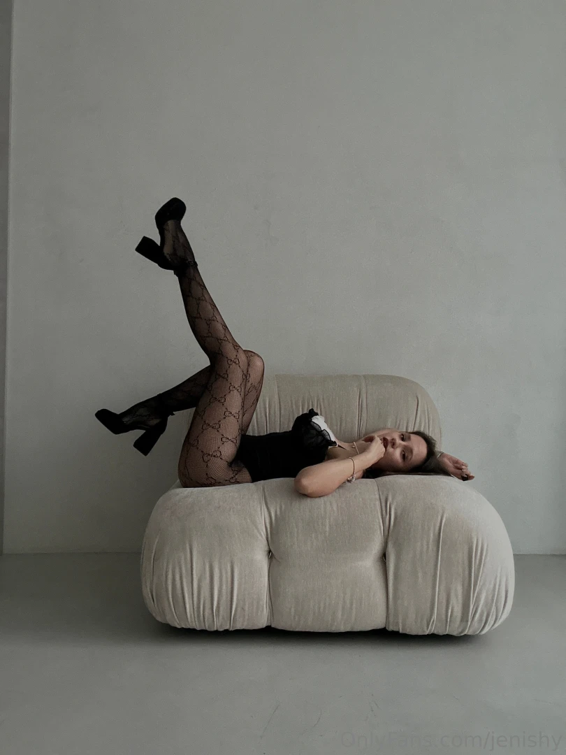 Sometimes i just wanna to lay down and be a lazy girl 
