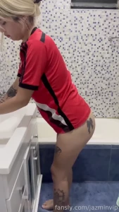I can t sleep so i started cleaning the bathroom and to make it smell