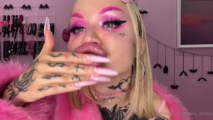 New lip fetish video in dm unblock it rn to get amazing fetish