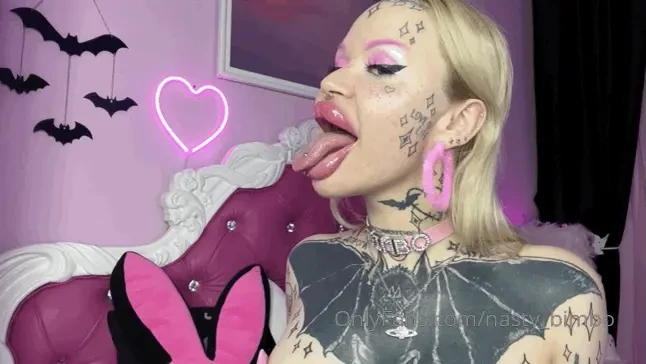 We love sloppy sluts with long tongues right 