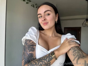 The best decoration for a woman is its simplicity and elegance and