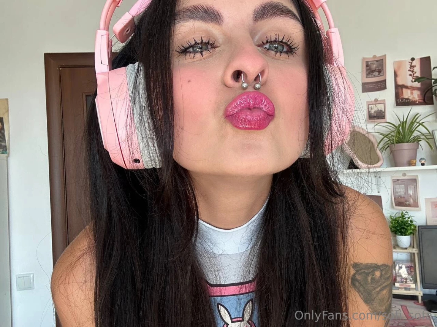 If you had a dream about the woman of your dreams how would she be i 