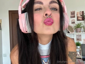 If you had a dream about the woman of your dreams how would she be i